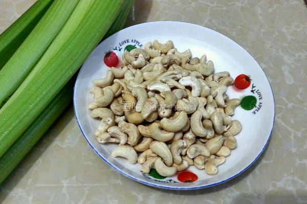 西芹炒腰果的做法图解1