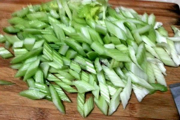 西芹炒腰果的做法图解2