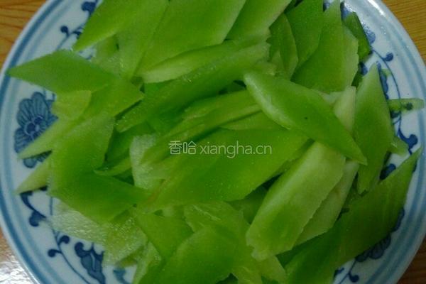 莴笋炒胡萝卜木耳肉的做法图解2