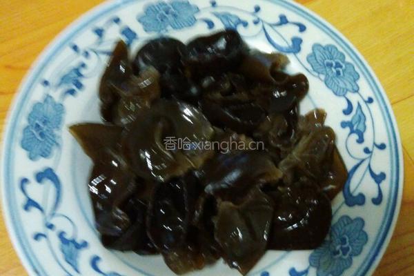 莴笋炒胡萝卜木耳肉的做法图解4