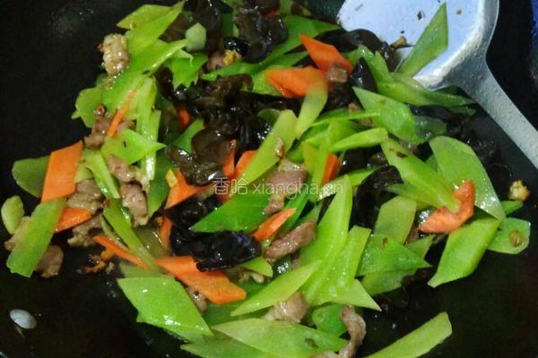 莴笋炒胡萝卜木耳肉的做法图解9