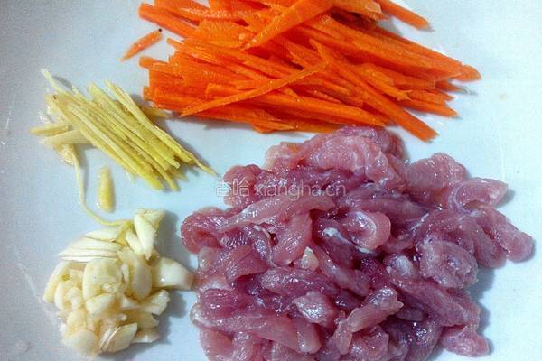韭菜花炒瘦肉的做法图解3