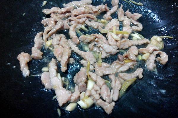 韭菜花炒瘦肉的做法图解5