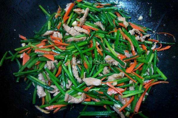 韭菜花炒瘦肉的做法图解8