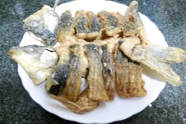 茄汁鲫鱼的做法图解3