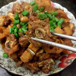 莲藕焖排骨的做法[图]