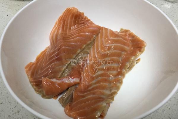 三文鱼炒饭的做法图解1