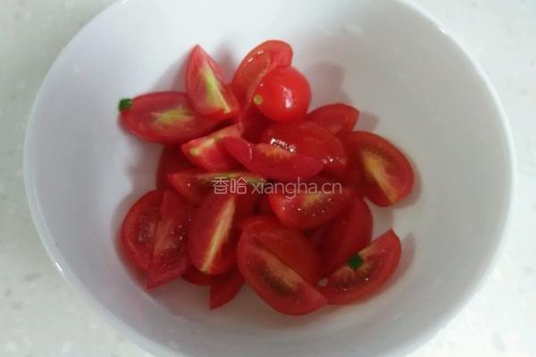 圣女果炒饭的做法图解3