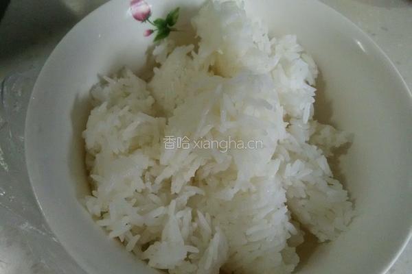 圣女果炒饭的做法图解1