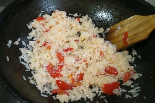 圣女果炒饭的做法图解5
