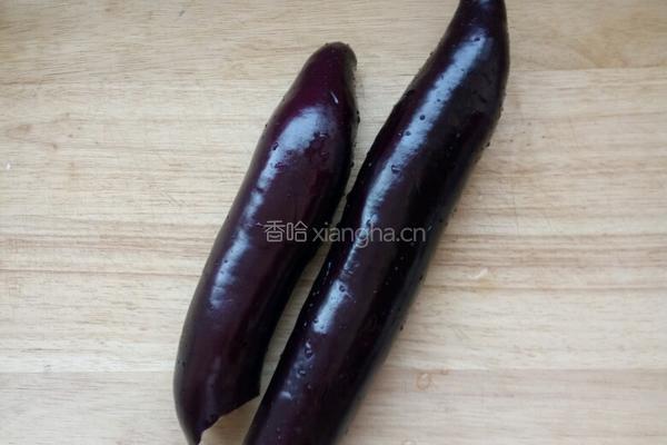 油焖茄子的做法图解1