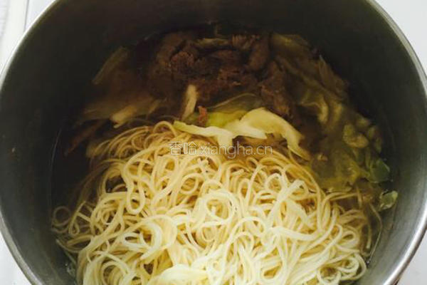 牛肉清汤面的做法图解5