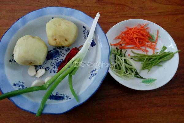 凉拌酸辣土豆丝的做法图解1