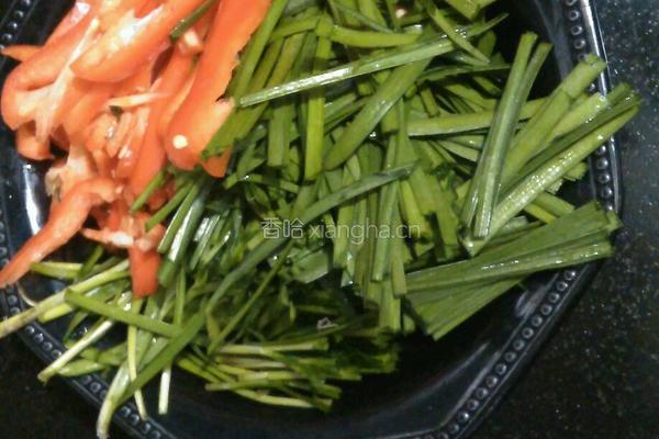 韭菜炒蚕豆的做法图解1