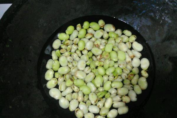 韭菜炒蚕豆的做法图解2