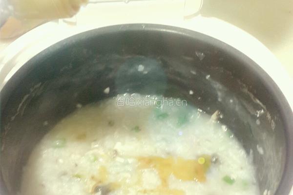 香菇皮蛋瘦肉粥的做法图解5