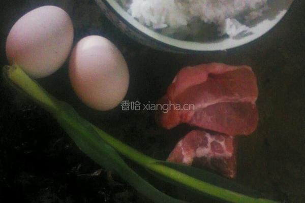 木耳腊肠炒饭的做法图解1