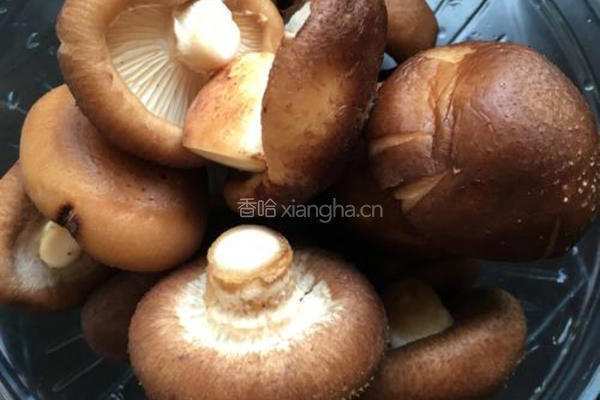 腊肉香菇豆腐饺子的做法图解1