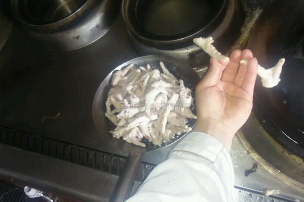 泡椒凤爪的做法图解1