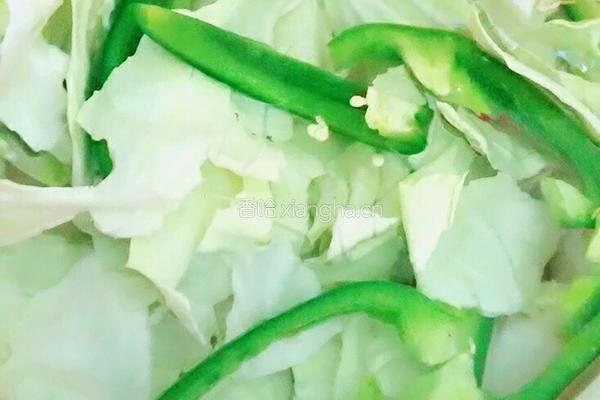 清爽小菜青椒包菜炒培根的做法图解1