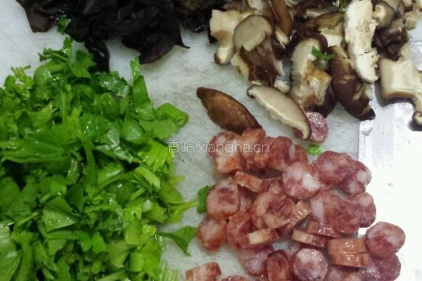 香菇木耳腊肠饭的做法图解1