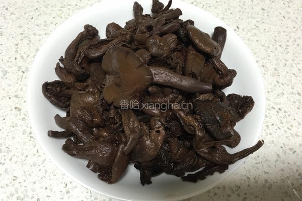 榛蘑冬笋炖三黄鸡的做法图解2