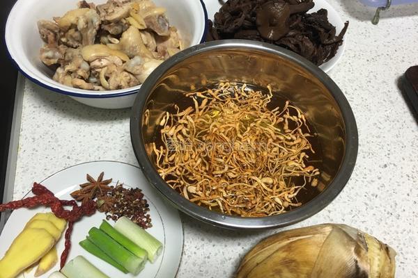 榛蘑冬笋炖三黄鸡的做法图解5