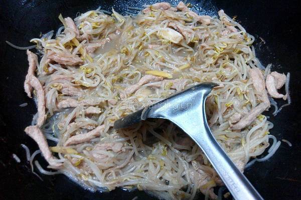 瘦肉炒豆芽的做法图解8