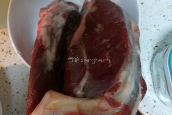 川味香辣卤牛腱的做法图解1