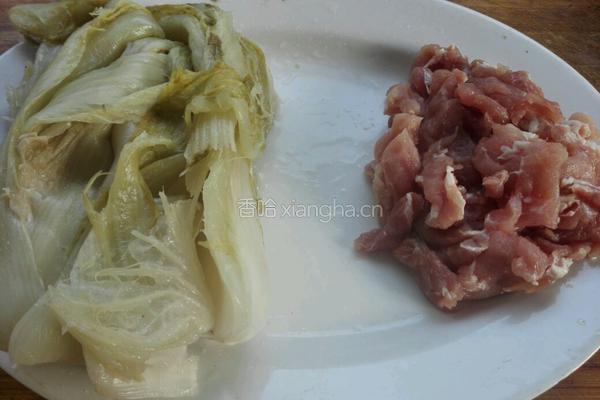 酸菜炒肉的做法图解1