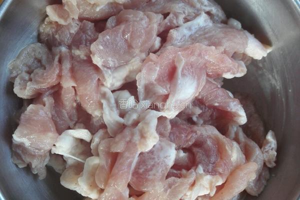 酸菜炒肉的做法图解2