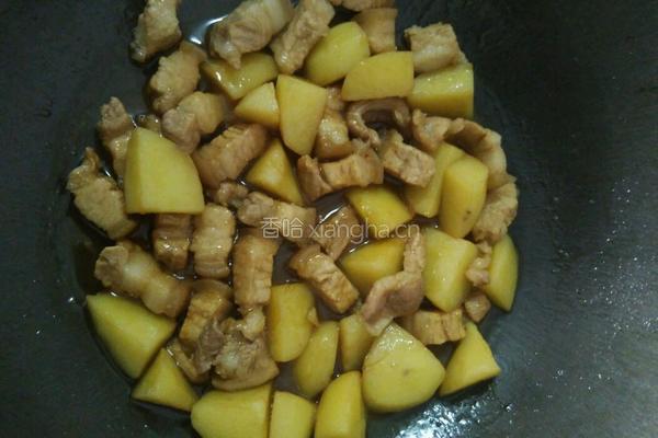 红烧肉炖土豆的做法图解3