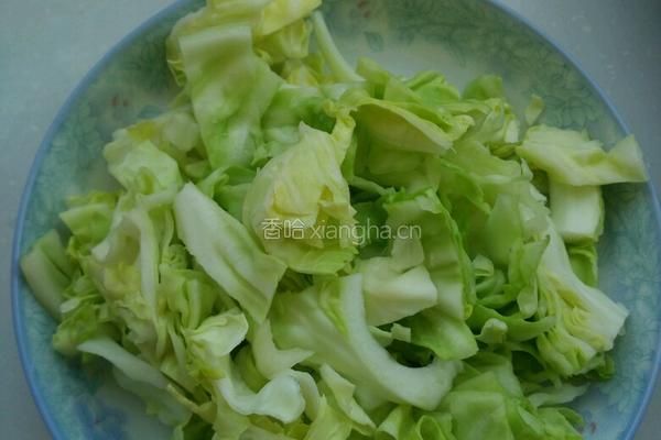 包菜炒香肠的做法图解1