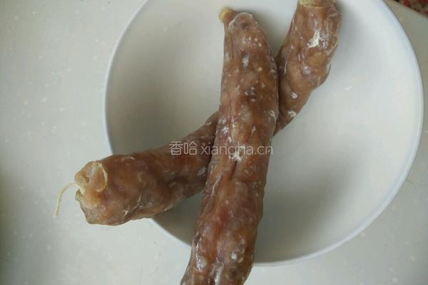 包菜炒香肠的做法图解2