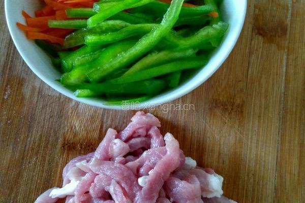 尖椒肉丝炒面的做法图解1