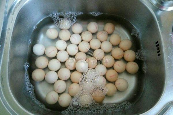 腌制咸鸡蛋的做法图解1