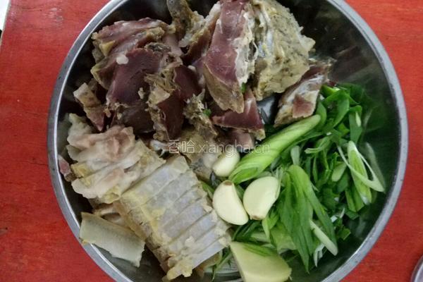 腊肉炒土豆的做法图解1