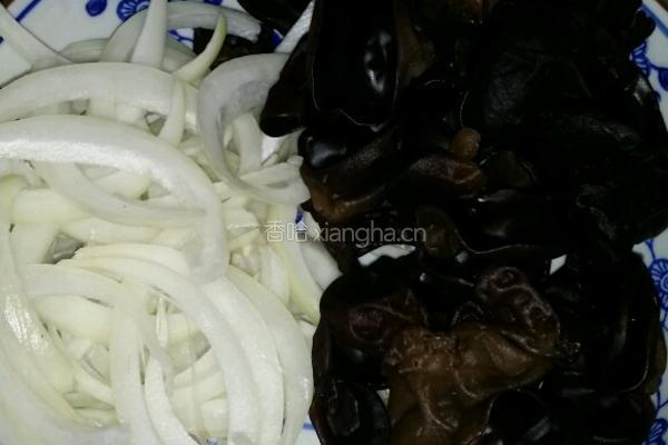 双椒木耳洋葱的做法图解2