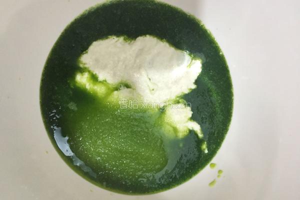 春意盎然的菠菜面包的做法图解2