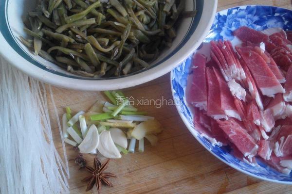 豆角丝炖肉的做法图解1