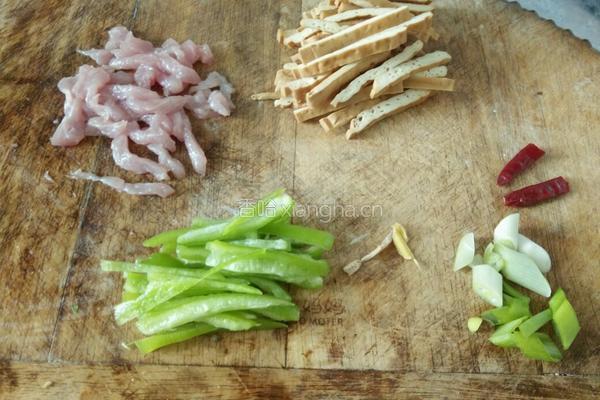 香干青椒肉丝拌面的做法图解2