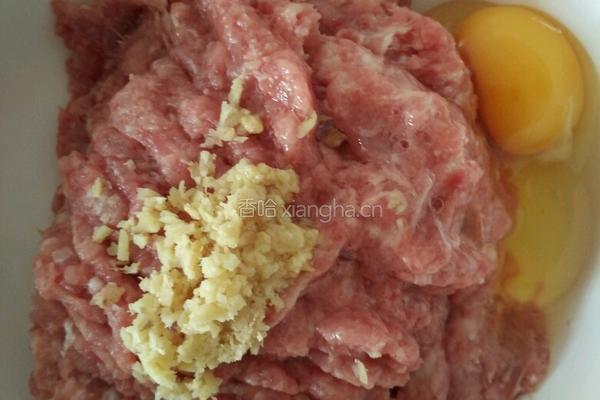猪肉芹菜饺子的做法图解1