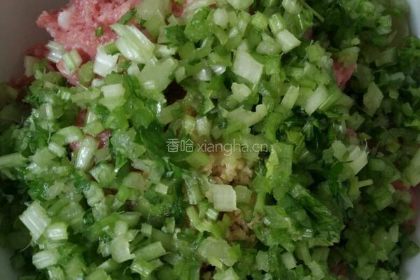 猪肉芹菜饺子的做法图解2