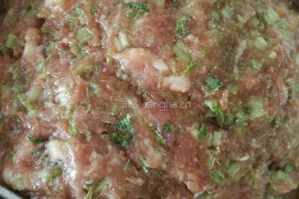 猪肉芹菜饺子的做法图解3