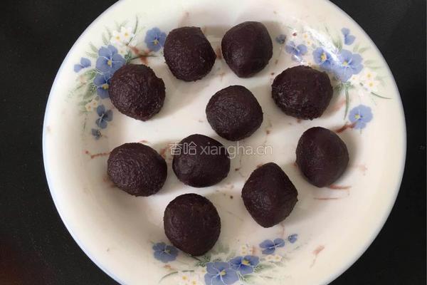 豆沙面包的做法图解2