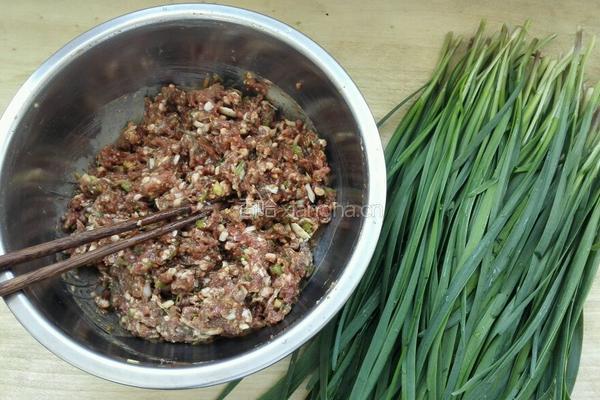 牛肉韭菜馅饼的做法图解1