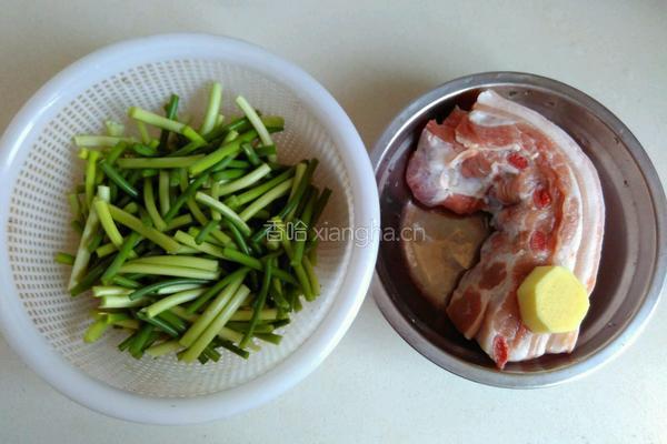 蒜苗烧肉的做法图解1