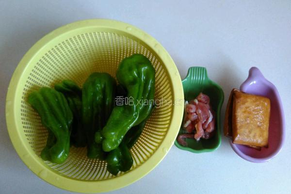 青椒香干炒肉丝的做法图解1