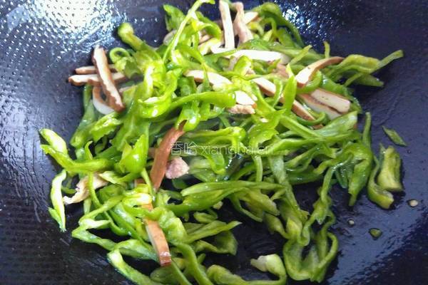 青椒香干炒肉丝的做法图解5