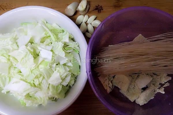 白菜冻豆腐炖粉条的做法图解1